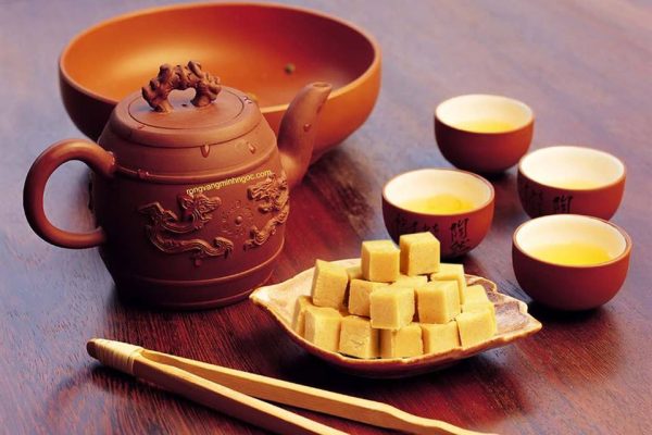 Thưởng thức bánh đậu xanh truyền thống