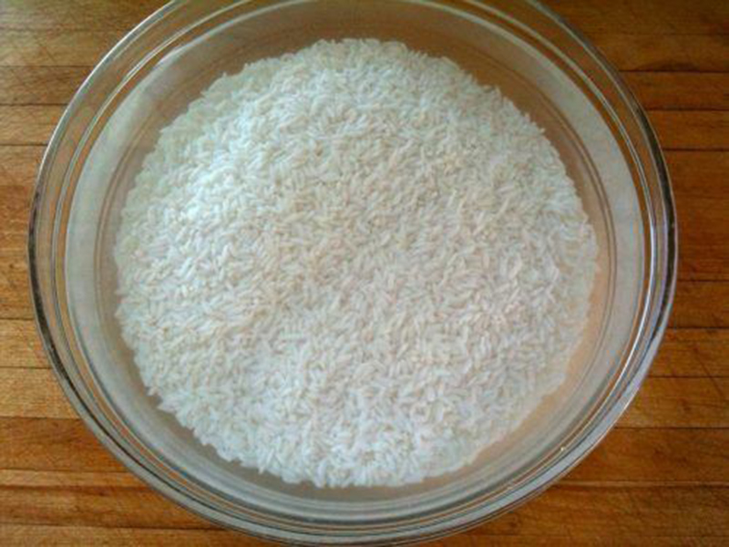 Gạo vo sạch, đem ngâm cho mềm.