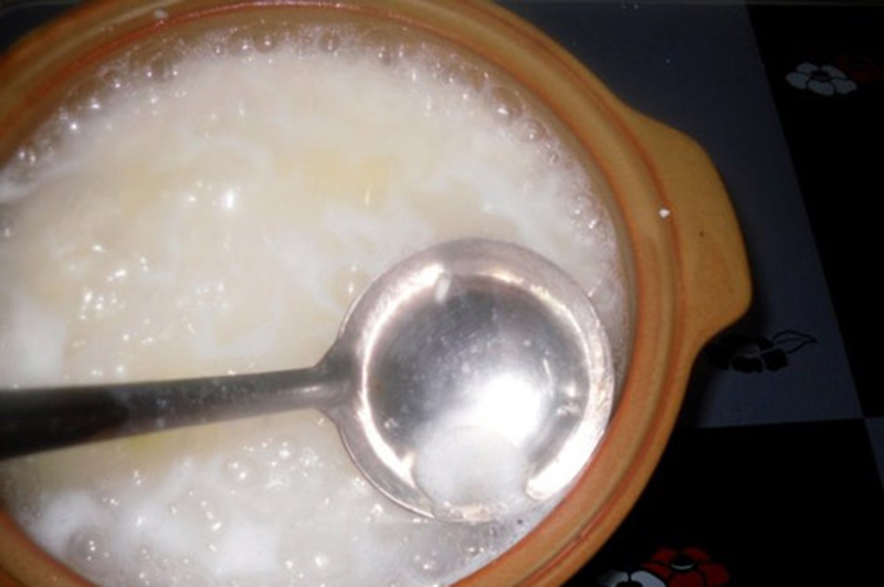 Gạo và đậu xanh cho vào nồi, thêm nước ninh cháo chín nhừ